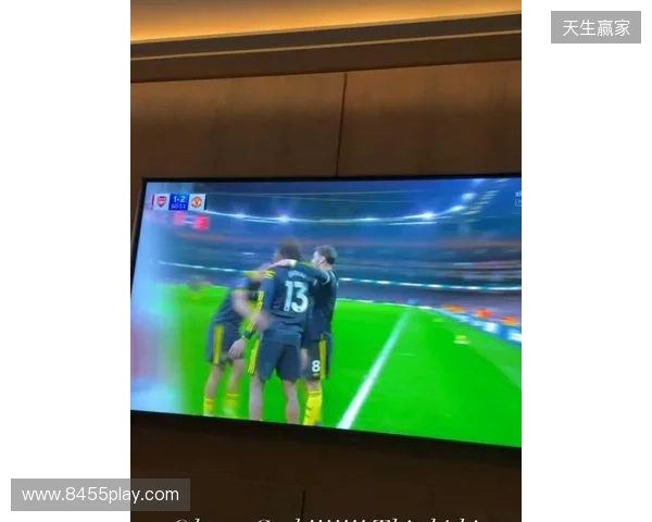 齐尔克泽晒在家看直播照片：我的天哪！！多古太牛了！